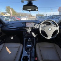 BMW　X1 xドライブ20i 4WD ターボ　ヒーター付茶色本革シート　外ナビのサムネイル