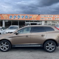 ボルボXC60 T6 AWD Rデザイン 4WD レザーシート Bカメラ ETC ドラレコのサムネイル