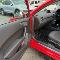 アウディA1 1.4TFSI 禁煙車 純正ナビ 地デジTV　　ETC キーレスのサムネイル