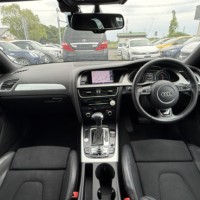 アウディ A4 2.0TFSIクワトロSラインパッケージ 4WD ハーフレザースポーツシート Bカメラ ETCのサムネイル
