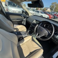 ボルボXC60 D4 SE ヒーター付パワーレザーシート　純正ナビのサムネイル