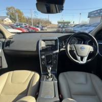 ボルボXC60 D4 SE ヒーター付パワーレザーシート　純正ナビのサムネイル