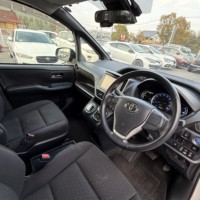 ヴォクシー 1.8ハイブリッドV プレミア社1年保証付のサムネイル