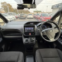 ヴォクシー 1.8ハイブリッドV プレミア社1年保証付のサムネイル